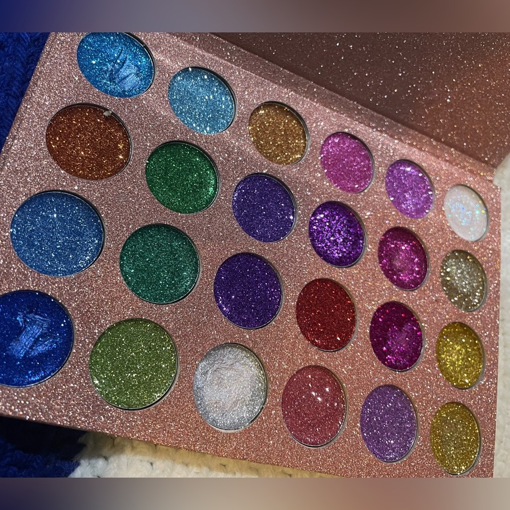 Eyeshadow glittery